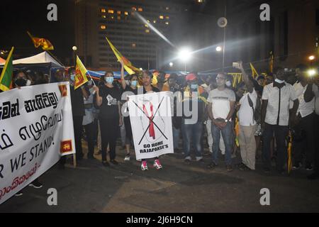 Colombo, Sri Lanka. 1st maggio 2022. In occasione di un Rally di protesta di maggio, gli studenti delle principali scuole di Colombo hanno chiesto le dimissioni immediate del Presidente, del primo Ministro e del Governo. La maggior parte delle persone coinvolte nella protesta erano anziani. Maggio Rallies ha portato migliaia di persone a Galle faccia verde, dove la protesta ha continuato per 23 giorni. Foto Stock