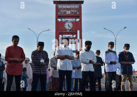 (220502) -- JAKARTA, 2 maggio 2022 (Xinhua) -- la gente frequenta le preghiere di Eid al-Fitr al ponte di Ampera a Palembang di Sumatra del Sud in Indonesia il 2 maggio 2022. (Xinhua/veri Sanovri) Foto Stock