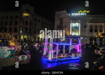 I residenti visti durante la grande parata 'Takbir' accolgono le celebrazioni di Eid Mubarak 1443 Hijri a Medan, provincia di Sumatra Nord, Indonesia il 01 maggio 2022 che è anche la commemorazione della Giornata Mondiale del lavoro. Foto di Sutanta Aditya/ABACAPRESS.COM Foto Stock