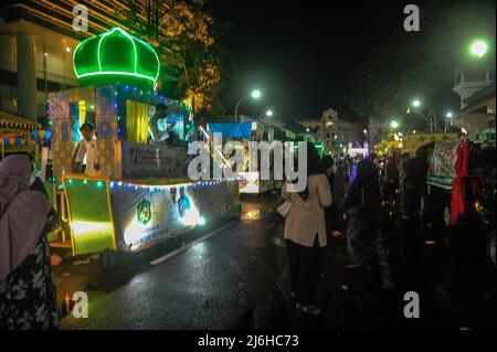 I residenti visti durante la grande parata 'Takbir' accolgono le celebrazioni di Eid Mubarak 1443 Hijri a Medan, provincia di Sumatra Nord, Indonesia il 01 maggio 2022 che è anche la commemorazione della Giornata Mondiale del lavoro. Foto di Sutanta Aditya/ABACAPRESS.COM Foto Stock