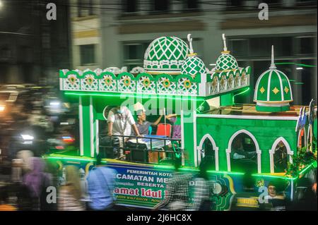 I residenti visti durante la grande parata 'Takbir' accolgono le celebrazioni di Eid Mubarak 1443 Hijri a Medan, provincia di Sumatra Nord, Indonesia il 01 maggio 2022 che è anche la commemorazione della Giornata Mondiale del lavoro. Foto di Sutanta Aditya/ABACAPRESS.COM Foto Stock