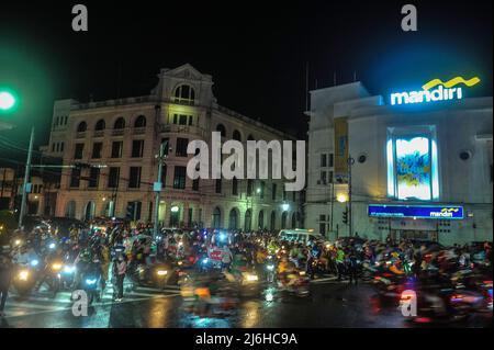 I residenti visti durante la grande parata 'Takbir' accolgono le celebrazioni di Eid Mubarak 1443 Hijri a Medan, provincia di Sumatra Nord, Indonesia il 01 maggio 2022 che è anche la commemorazione della Giornata Mondiale del lavoro. Foto di Sutanta Aditya/ABACAPRESS.COM Foto Stock