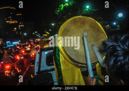 I residenti visti durante la grande parata 'Takbir' accolgono le celebrazioni di Eid Mubarak 1443 Hijri a Medan, provincia di Sumatra Nord, Indonesia il 01 maggio 2022 che è anche la commemorazione della Giornata Mondiale del lavoro. Foto di Sutanta Aditya/ABACAPRESS.COM Foto Stock