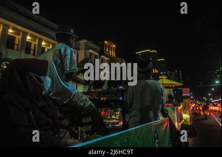 I residenti visti durante la grande parata 'Takbir' accolgono le celebrazioni di Eid Mubarak 1443 Hijri a Medan, provincia di Sumatra Nord, Indonesia il 01 maggio 2022 che è anche la commemorazione della Giornata Mondiale del lavoro. Foto di Sutanta Aditya/ABACAPRESS.COM Foto Stock