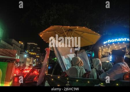 I residenti visti durante la grande parata 'Takbir' accolgono le celebrazioni di Eid Mubarak 1443 Hijri a Medan, provincia di Sumatra Nord, Indonesia il 01 maggio 2022 che è anche la commemorazione della Giornata Mondiale del lavoro. Foto di Sutanta Aditya/ABACAPRESS.COM Foto Stock