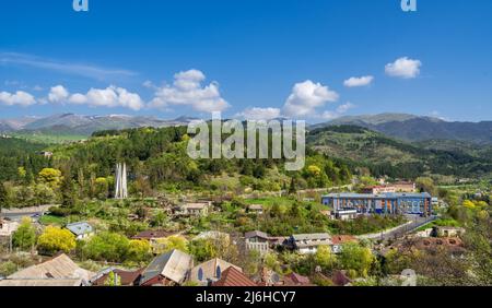 Dilijan, Armenia - 28 aprile 2022 - splendida vista della città di Dilijan in Armenia con montagne e cielo blu sullo sfondo Foto Stock