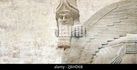 Grunge sfondo con tessuto di pietra e lamassu - toro alare a testa umana. Banner orizzontale con divinità protettiva assira. Spazio di copia per il testo. MO Foto Stock