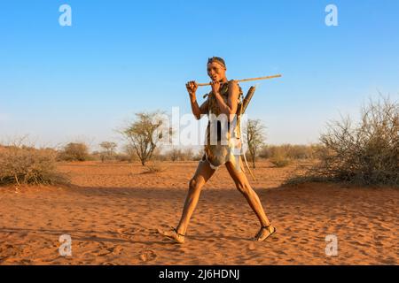 I Boscimani di San (Saan), cacciatori-raccoglitori indigeni semi-nomadi, hanno vissuto in Africa del Sud per 20.000 anni, deserto di Kalahari, Namibia, Africa Foto Stock