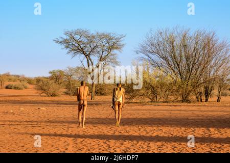 I Boscimani di San (Saan), cacciatori-raccoglitori indigeni semi-nomadi, hanno vissuto in Africa del Sud per 20.000 anni, deserto di Kalahari, Namibia, Africa Foto Stock