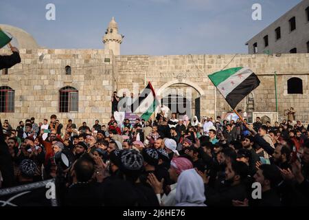 02 maggio 2022, Siria, Idlib: I siriani celebrano il primo giorno di Eid al-Fitr nella città di Idlib. Foto: ANAS Alkharboutli/dpa Foto Stock