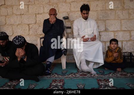 02 maggio 2022, Siria, Idlib: I musulmani siriani eseguono la preghiera di Eid al-Fitr in una moschea nella città di Idlib. Foto: ANAS Alkharboutli/dpa Foto Stock