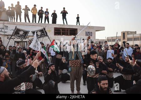 02 maggio 2022, Siria, Idlib: I siriani celebrano il primo giorno di Eid al-Fitr nella città di Idlib. Foto: ANAS Alkharboutli/dpa Foto Stock