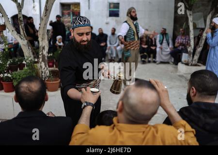 02 maggio 2022, Siria, Idlib: I siriani celebrano il primo giorno di Eid al-Fitr nella città di Idlib. Foto: ANAS Alkharboutli/dpa Foto Stock