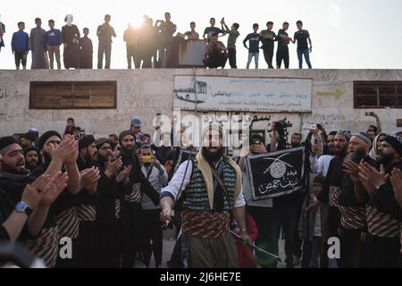 02 maggio 2022, Siria, Idlib: I siriani celebrano il primo giorno di Eid al-Fitr nella città di Idlib. Foto: ANAS Alkharboutli/dpa Foto Stock