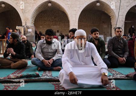 02 maggio 2022, Siria, Idlib: I musulmani siriani eseguono la preghiera di Eid al-Fitr in una moschea nella città di Idlib. Foto: ANAS Alkharboutli/dpa Foto Stock