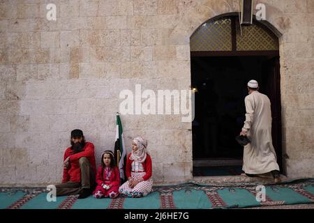 02 maggio 2022, Siria, Idlib: I musulmani siriani siedono in una moschea nella città di Idlib prima di eseguire la preghiera di Eid al-Fitr. Foto: ANAS Alkharboutli/dpa Foto Stock