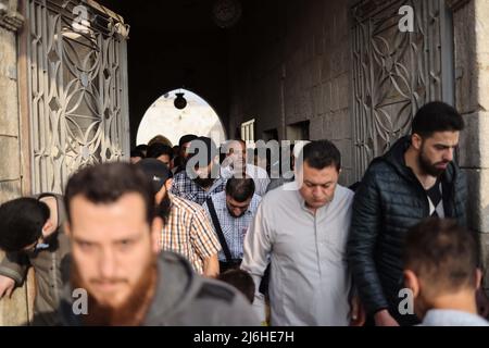 02 maggio 2022, Siria, Idlib: I musulmani siriani partono dopo aver eseguito la preghiera di Eid al-Fitr in una moschea nella città di Idlib. Foto: ANAS Alkharboutli/dpa Foto Stock