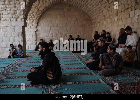 02 maggio 2022, Siria, Idlib: I musulmani siriani eseguono la preghiera di Eid al-Fitr in una moschea nella città di Idlib. Foto: ANAS Alkharboutli/dpa Foto Stock