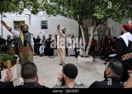 02 maggio 2022, Siria, Idlib: I siriani eseguono una danza tradizionale mentre celebrano il primo giorno di Eid al-Fitr nella città di Idlib. Foto: ANAS Alkharboutli/dpa Foto Stock