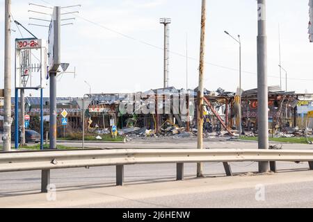 I carri armati T-72 si trovano accanto a una delle strade principali di Kyiv nell'aprile 2022 Foto Stock