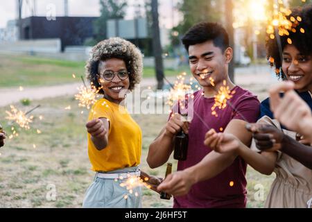 Amici giovani felici divertirsi nella festa estiva Foto Stock