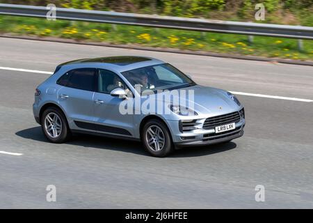 2019 argento Porsche Macan S PDK 2995cc benzina 7 velocità semi-automatico; guida sulla M61 autostrada, Manchester, Regno Unito Foto Stock