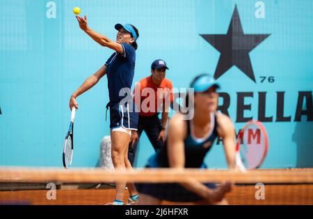 Ajla Tomljanovic of Australia & Alize Cornet of France gioca due volte al torneo di tennis Mutua Madrid Open 2022 il 30 aprile 2022 allo stadio Caja Magica di Madrid, Spagna - Foto: Rob Prange/DPPI/LiveMedia Foto Stock