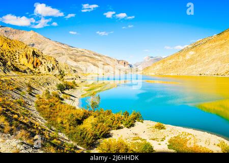 Vista panoramica sulle acque blu di Chorokhi nella regione di Artvin Turchia con sfondo panoramico montagne in chiaro sole giorno d'autunno Foto Stock