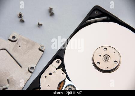 L'immagine astratta dell'interno dell'unità disco rigido su sfondo bianco della copertina. Concetto di dati, hardware e tecnologia informatica. Spazio di copia Foto Stock