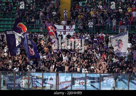 Milano, Italia. 01st maggio 2022. I sostenitori dell'AFC Fiorentina si vedono durante la Serie A match tra AC Milan e ACF Fiorentina allo Stadio Giuseppe Meazza il 1 2022 maggio a Milano. Credit: Marco Canoniero/Alamy Live News Foto Stock