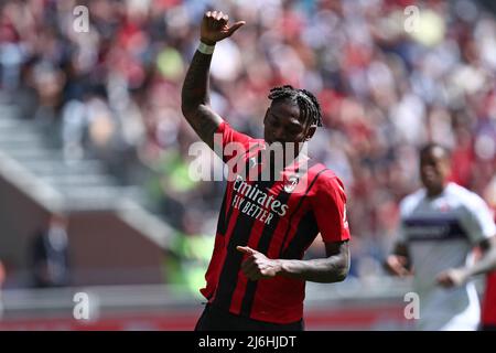 Milano, Italia. 01st maggio 2022. Rafael Leao di AC Milan gesticola durante la serie Una partita tra AC Milan e ACF Fiorentina allo Stadio Giuseppe Meazza il 1 2022 maggio a Milano. Credit: Marco Canoniero/Alamy Live News Foto Stock