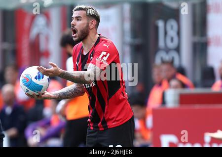 Milano, Italia. 01st maggio 2022. Theo Hernandez di AC Milan geste durante la Serie Una partita tra AC Milan e ACF Fiorentina allo Stadio Giuseppe Meazza il 1 2022 maggio a Milano. Credit: Marco Canoniero/Alamy Live News Foto Stock