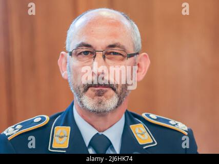 02 maggio 2022, Sassonia, Lipsia: Il tenente colonnello Marcus Baier, uno dei due querelanti, siede presso il Tribunale amministrativo federale prima dell'inizio dell'audizione. Il tribunale federale si occupa dei casi di due funzionari della Bundeswehr che rifiutano la vaccinazione contro il coronavirus. Il Ministero della Difesa aveva incluso la vaccinazione del Covid 19 come obbligatoria a partire dal 24 novembre 2021. I due uomini invocano il loro diritto fondamentale all'integrità fisica e hanno presentato ricorso contro di esso. Foto: Jan Woitas/dpa Foto Stock