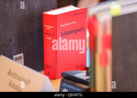 02 maggio 2022, Sassonia, Lipsia: Una questione della legge del soldato sta per essere processata presso il Tribunale amministrativo federale. Il tribunale federale si occupa dei casi di due ufficiali della Bundeswehr che rifiutano di essere vaccinati contro il coronavirus. Il Ministero della Difesa aveva incluso la vaccinazione del Covid 19 come obbligatoria dal 24 novembre 2021. I due uomini invocano il loro diritto fondamentale all'integrità fisica e hanno presentato ricorso contro di esso. Foto: Jan Woitas/dpa Foto Stock