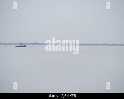 Sheerness, Kent, Regno Unito. 2nd maggio 2022. UK Meteo: Calmo e colto in Sheerness, Kent per le feste di banca Lunedi. Un rimorchiatore passa attraverso il sito della SS Richard Montgomery che è circondato da una zona di esclusione galleggianti. Credit: James Bell/Alamy Live News Foto Stock