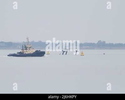 Sheerness, Kent, Regno Unito. 2nd maggio 2022. UK Meteo: Calmo e colto in Sheerness, Kent per le feste di banca Lunedi. Un rimorchiatore passa i resti del naufragio SS Richard Montgomery. Credit: James Bell/Alamy Live News Foto Stock