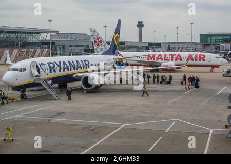 Londra, Regno Unito. 28 Apr 2022. Come al solito, i passeggeri Ryanair devono camminare all'esterno dell'aereo e spacciare sull'asfalto - i carichi dell'aereo Ryanair viaggiano attraverso l'aeroporto di Stansted durante la festa della Banca di Maggio. Credit: Guy Bell/Alamy Live News Foto Stock