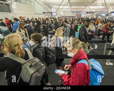 Londra, Regno Unito. 1 maggio 2022. Enormi code al controllo Passport negli arrivi e la gente non ha viaggiato in avanti come risultato - centinaia di persone hanno aspettato oltre 40 minuti per raggiungere le porte automatizzate, di cui solo 16 su 30 sembrava essere in uso in una sola volta. Il personale ha detto che gli altri erano rotti e che gli ingegneri avrebbero lavorato su di loro. Una volta a loro molte persone sono state rifiutate diverse volte prima che la macchina finalmente funzionasse. Viaggia attraverso l'aeroporto di Stansted durante la festa della Banca di Maggio. Credit: Guy Bell/Alamy Live News Foto Stock