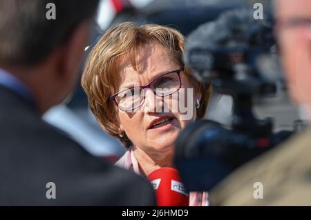 02 maggio 2022, Brandeburgo, Schwedt: Annekathrin Hoppe (SPD), sindaco della città di Schwedt, parla ai giornalisti all'inizio del tour della bioeconomia sui problemi attuali della raffineria petrolifera PCK. Prima dell'inizio dell'evento, il sindaco Annekathrin Hoppe aveva consegnato a Michael Kellner una lettera pubblica sulla conservazione della raffineria di petrolio PCK. Il Ministero federale tedesco dell'economia e della protezione del clima (BMWK) ha creato un atlante di regioni d'esempio della bioeconomia industriale, che sarà pubblicato alla fine di maggio. Per Brandeburgo, Potsdam e la zona circostante, Lower Foto Stock