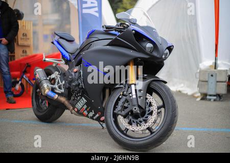 Moto sportiva Yamaha YZF-R1 in strada Foto Stock