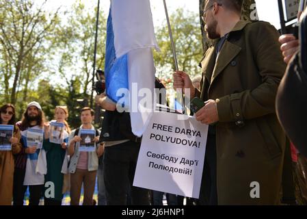 Il manifestante tiene la targhetta che recita Free Darya Polyudova. I russi hanno protestato in solidarietà con il movimento anti-guerra russo e per il rilascio di prigionieri politici, di fronte all'ambasciata russa a Londra. Foto Stock