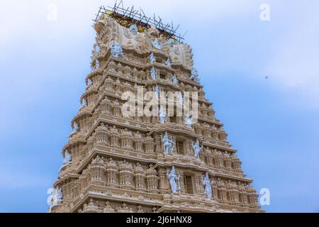 Ingresso del tempio storico e antico di 300 anni della dea Chamundi al colle Chamundi, Mysore. Torre del Tempio in stile Indiano Meridionale Vimana Foto Stock