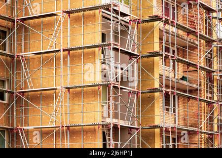 Isolamento parete esterna. Isolamento a parete solido. Efficienza energetica casa ristrutturazione muro per il risparmio energetico. Esterno casa muro isolamento termico con m Foto Stock