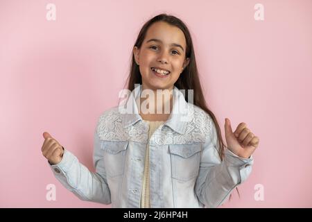 Primo piano ritratto di lei bella-aspetto attraente dolce curioso allegro allegria intelligente ragazza intelligente creare nuova idea soluzione fantastica copia Foto Stock