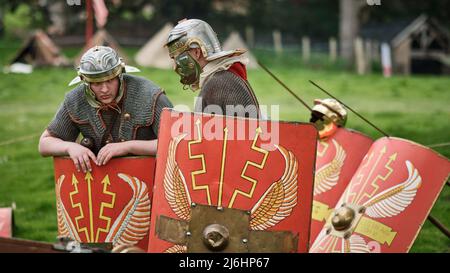 Un gruppo di legionari del gruppo di rievocazione della Legione VIII Augusta presso No Man's Land 2022, Bodrhyddddan Hall, Galles Foto Stock