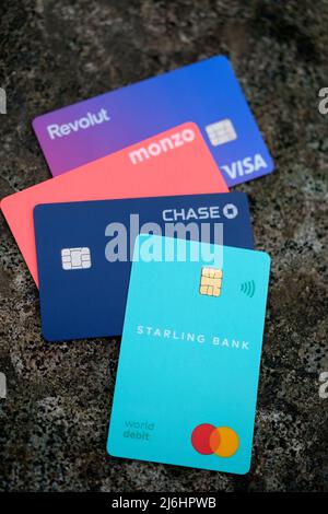 Carte di debito Starling Bank, Chase, Monzo e Revolut. Banche solo digitali (virtuali). Concetto per la concorrenza in fintech. Stafford, Regno Unito, maggio 2 Foto Stock