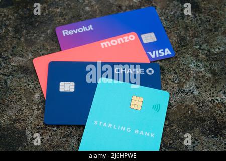Carte di debito Starling Bank, Chase, Monzo e Revolut. Banche solo digitali (virtuali). Concetto per la concorrenza in fintech. Stafford, Regno Unito, maggio 2 Foto Stock
