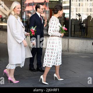 La principessa ereditaria mette-Marit, il principe Daniele e la principessa ereditaria Vittoria arrivano a Kulturhuset a Stoccolma, Svezia, il 2 maggio 2022. Il principe ereditario norvegese e la principessa ereditaria sono in visita ufficiale in Svezia dal 2 al 4 maggio 2022. Foto: Jessica Gow/TT codice 10070 Foto Stock