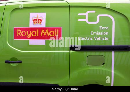 Logo Royal Mail su Zero Emission Electric Vehicle Van in una strada a East London Inghilterra UK 2022 KATHY DEWITT Foto Stock