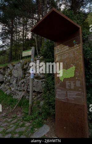 Escaldes Engordany, Andorra : 2022 Maggio 1 : entrata del sentiero a Madriu Perafita Claror Valley in Andorra, sito patrimonio mondiale dell'UNESCO nel 2022. Foto Stock